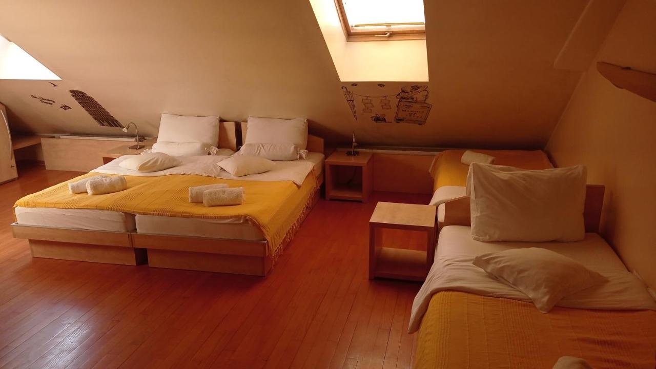 Car Royal Apartments And Rooms Novi Sad Esterno foto